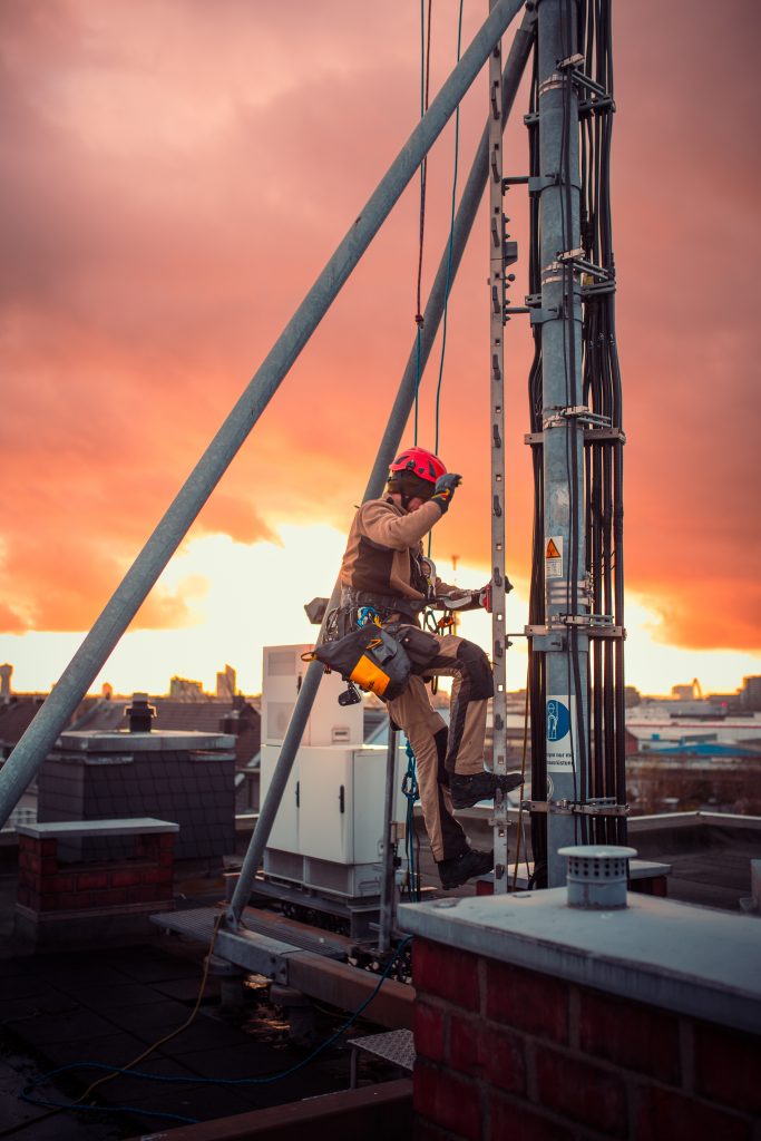 Arbeiten auf einem Dach im Abendlicht