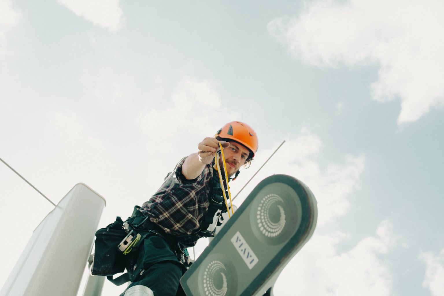 Christopher Völlmecke, Industriekletterer, bei Arbeiten an einer Mobilfunkantenne in der Höhe