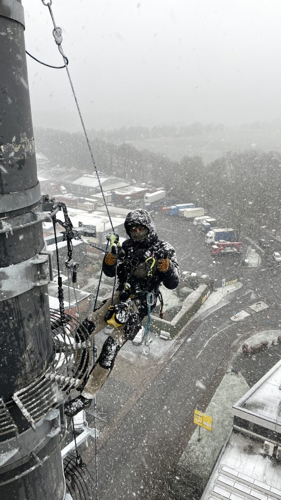 Mobilfunkmast im Schnee